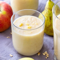 Rót sinh tố táo lê gừng ra ly và thưởng thức. Những hôm trái gió trở trời, sức khỏe có hơi "mệt mệt", không muốn ăn gì thì bạn có thể áp dụng loại sinh tố này, vừa giúp giải cảm, vừa dễ tiêu hóa lại vừa đủ dinh dưỡng mà không sợ đói. Ngoài ra, đây là loại thức uống lành tính nên dù có dùng nhiều một tí cũng không sợ bị tăng cân. Chúc các bạn thành công với cách làm món sinh tố đặc biệt này.