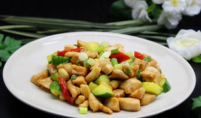 Gà Xào Dưa Leo Đậu Phộng