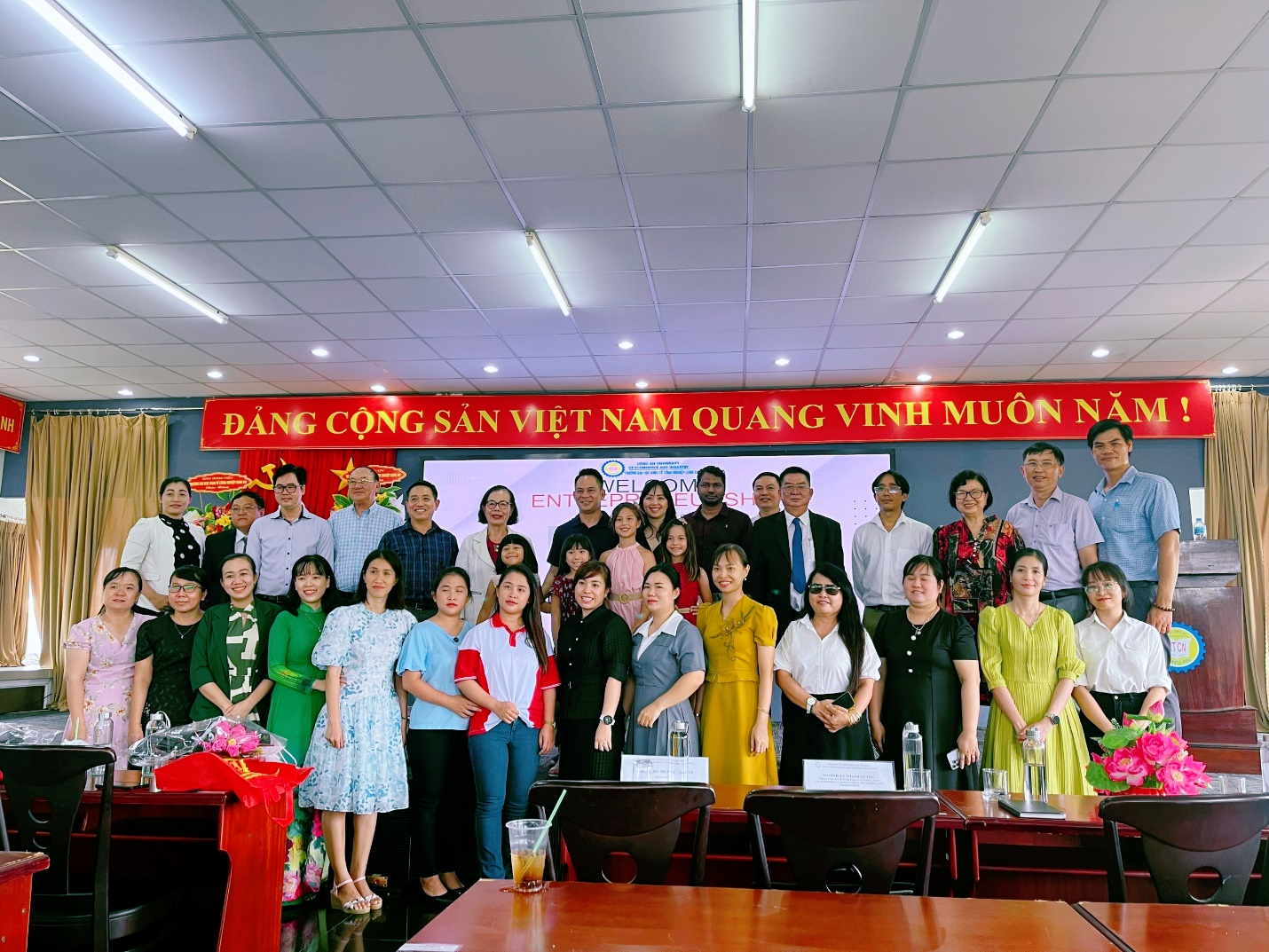 Chụp ảnh lưu niệm cuối chương trình