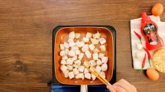 300gr Mỡ heo rửa sạch, cắt khúc rồi phi vàng. 100gr Tôm rửa sạch rồi luộc chín, bóc vỏ.