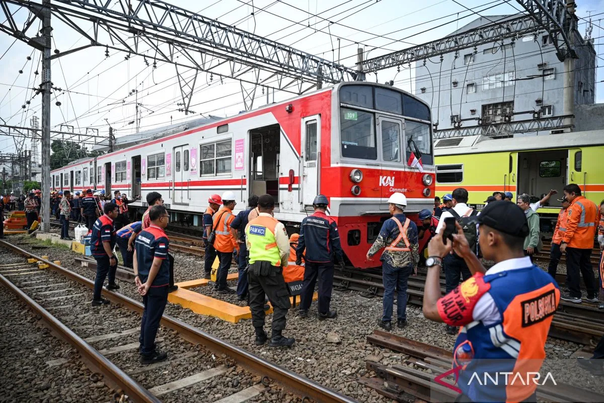 Suasana operasional KRL Commuter Line setelah kembali normal pasca insiden di Stasiun Tebet.