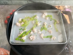 Nấu 1 nồi nước sôi, khéo léo đặt khay bánh cuốn lên trên. Hấp bánh cuốn đến khi thịt và rau chín, bột bánh cuốn chuyển màu trong là được.