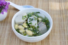Rắc hành lá vào, tắt bếp. Cho món ăn ra tô và dùng nóng. Một món ăn rất tốt cho sức khỏe, tại sao lại không làm thử nhỉ?