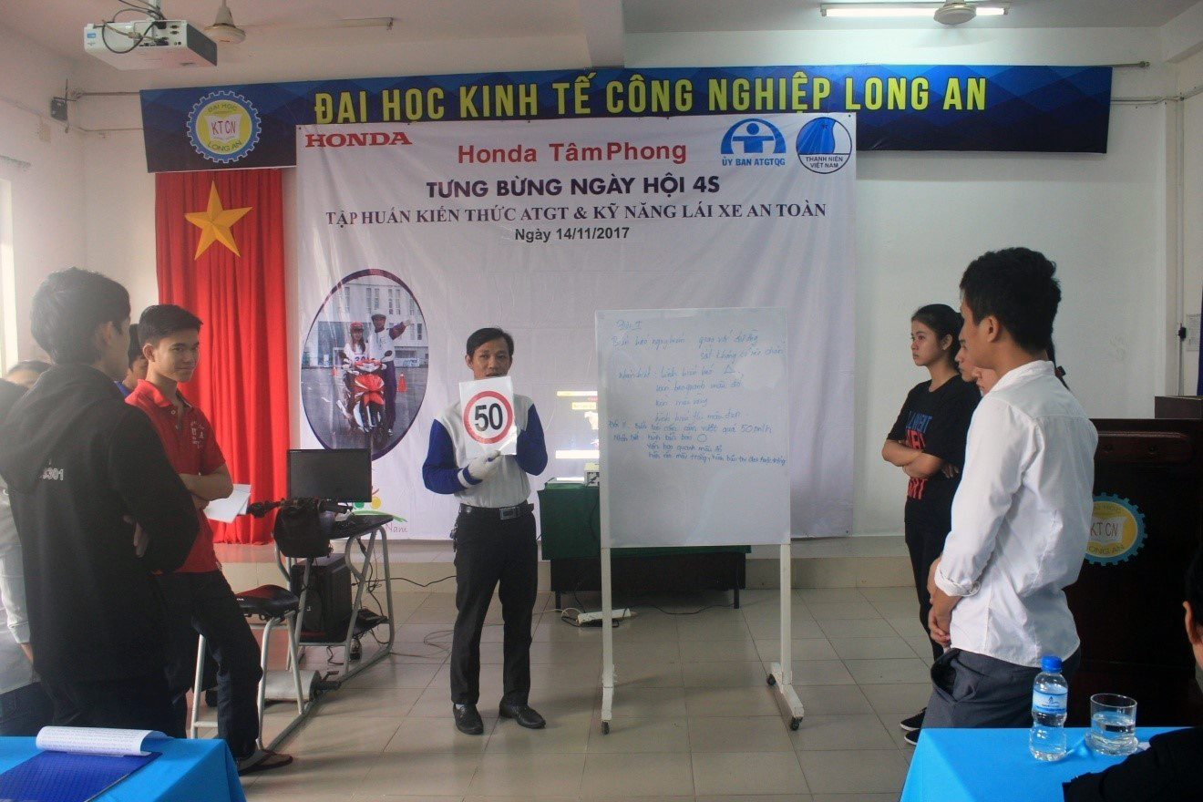 Các bạn sinh viên tham gia kiểm tra kiến thức ATGT về các loại biển báo