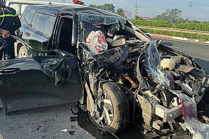 Ô tô biến dạng sau tai nạn trên cao tốc, 1 người mắc kẹt được giải cứu - Báo Sức Khỏe &amp; Đời Sống