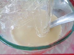 Lá gelatine ngâm vào nước đá lạnh khoảng 15 phút. Lượt hỗn hợp vừa đun qua rây để loại bỏ cặn. Sau đó, cho vani và vớt lá gelatine cho vào hòa tan.