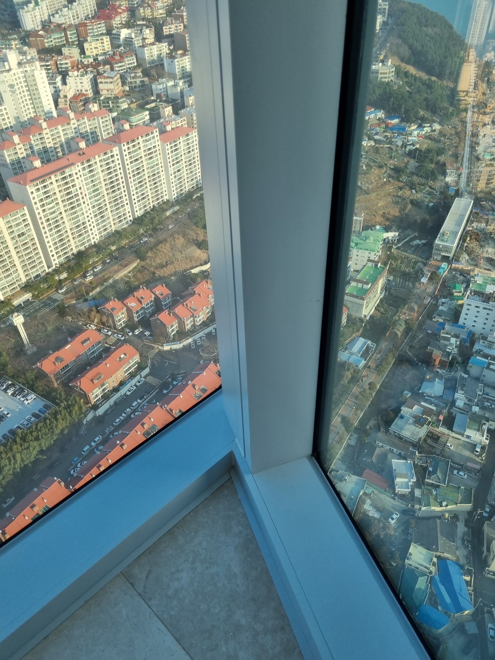 거실 동쪽 바닥 뷰