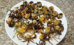 Giò heo chần sơ qua nước sôi rồi rửa sạch. Cua rửa sạch, lấy gạch cua để riêng, còn lại xay nhuyễn.
