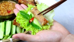 Chả ram tôm đất Bình Định là sự kết hợp hoàn hảo giữa các nguyên liệu đặc trưng như tôm đất, bánh tráng, rau thơm và nước mắm đậu phộng. Những miếng chả ram nhỏ nhắn, xinh xinh bằng ngón tay. Khi cắn một miếng thì vị giòn tan của lớp bánh tráng Bình Định, quyện với vị ngọt tươi của tôm đất đã tạo nên một hương vị hấp dẫn riêng của vùng quê xứ Nẫu. Bên cạnh đó, chả ram tôm đất Bình Định còn là món ăn chinh phục tất cả những thực khách khó tính, từ quán vỉa hè tới nhà hàng sang chảnh. Cùng vào bếp và thực hiện ngay món ăn ngon hấp dẫn này thôi!