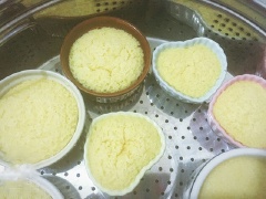 Hấp khoảng 30 phút thì bánh chín, dùng tăm để kiểm tra nếu tăm khô tức bánh đã chín. Lấy bánh ra để nguội, rồi cho vào tủ lạnh làm mát.