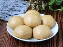 Bánh bao đường nâu hấp chín nở xốp mềm, vị ngọt thơm nhẹ. Đặc biệt bánh bao hấp có được một màu nâu nhạt trông rất đặc trưng. Món bánh bao không nhân (màng thầu) này dùng ăn sáng rất tiện lợi luôn nhé!