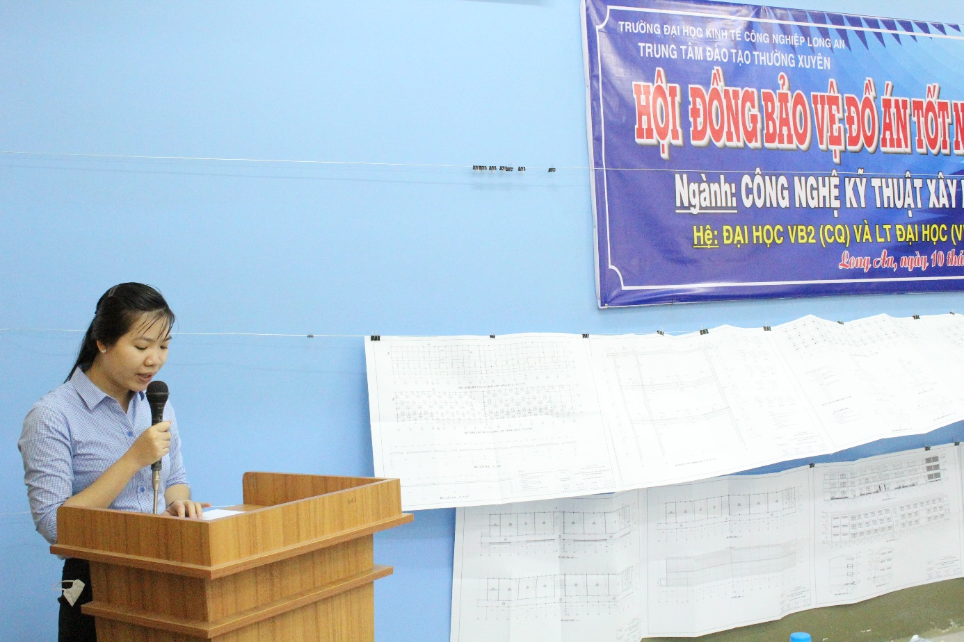 ThS. Trần Thị Mỹ Tiên – Phó GĐ TTĐTTX đọc quyết định thành lập Hội đồng bảo vệ đồ án tốt nghiệp