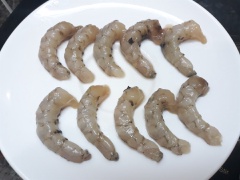 Lột vỏ tôm. Cá cơm làm sạch, để ráo nước.