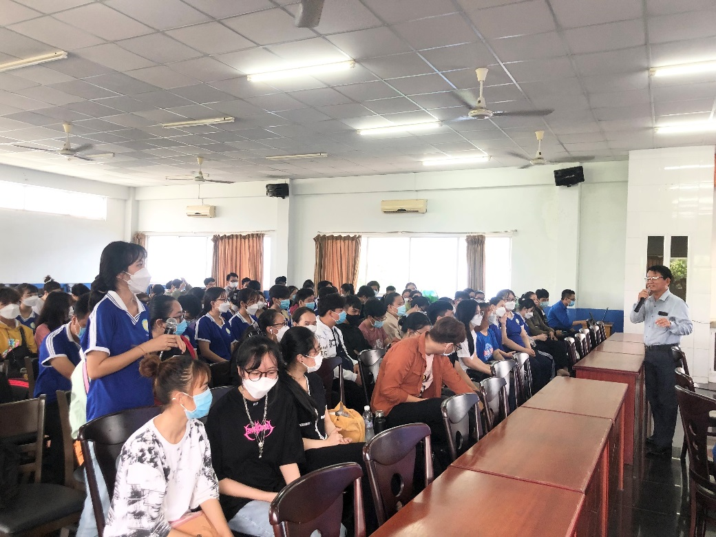 Bác sĩ Huỳnh Kim Tuấn chia sẻ với sinh viên những vấn đề về bảo vệ bản thân