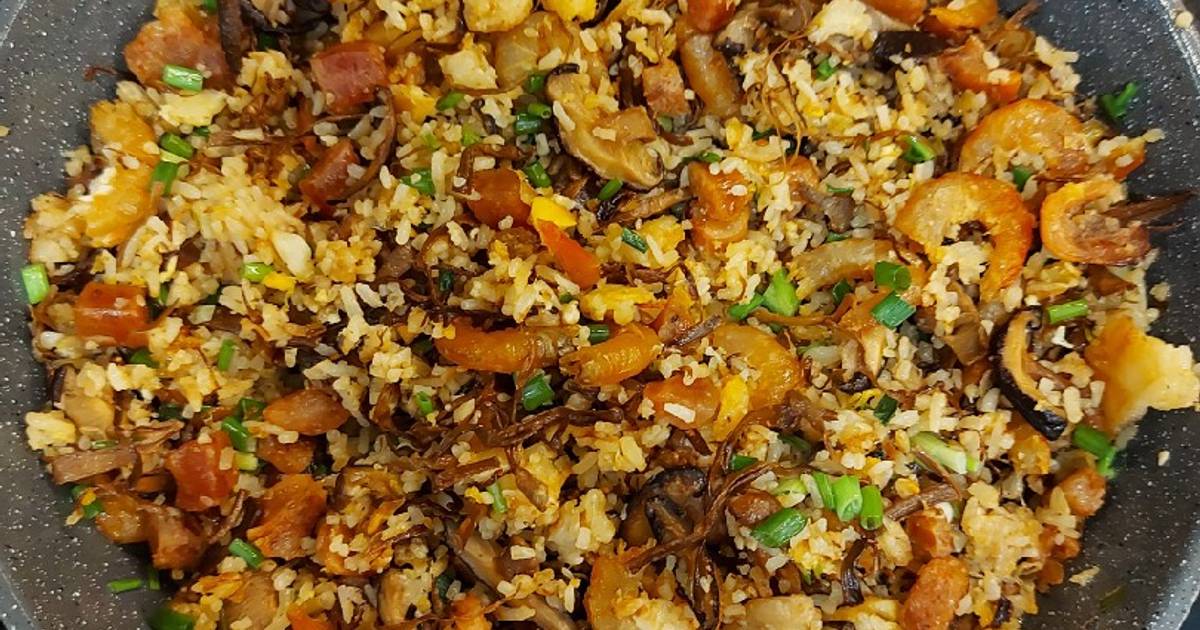 Cơm chiên tôm khô và lạp xưởng