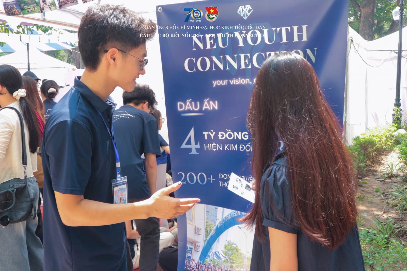 Sinh vi&ecirc;n h&agrave;o hứng t&igrave;m hiểu v&agrave; được tư vấn về c&aacute;c C&acirc;u lạc bộ, Tổ đội để lựa chọn m&ocirc;i trường ph&ugrave; hợp với sở th&iacute;ch, năng lực. (Ảnh: BTC)