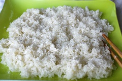 Khi nếp nấu chín tới (không nở bung), cho cơm nếp ra đĩa, dùng đũa dàn thật mỏng cho nguội. Khi cơm nếp nguội, rắc đều men lên trên, trộn đều.