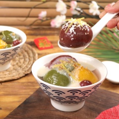 Cuối cùng bạn múc chè ra bát chan nước cốt dừa, rắc thêm mè trắng lên trên để trang trí rồi mời cả nhà cùng thưởng thức nhé.