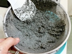 Trút hỗn hợp vào rây lọc lấy nước. Sau đó cho phần nước còn lại tiếp tục lọc. Bạn cứ lần lượt từ từ đổ từng ít nước và khuấy cho đến khi lọc hết được xác đậu, mè, gạo. Trút nước mè vào nồi cùng với đường phèn, muối và đun cho đến khi chè sánh mịn lại.