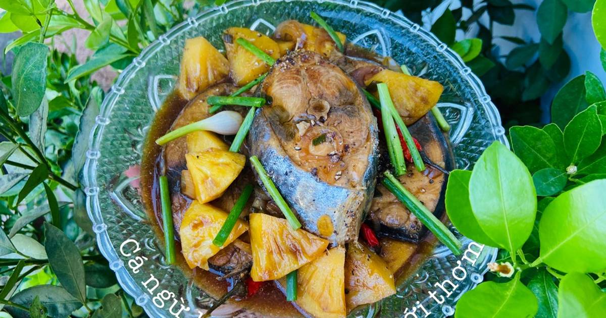 Cá ngừ kho nước dừa với thơm