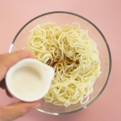 Cho nước tương, ít muối, đường vào và trộn. Cho thêm ít dầu ăn vào trộn cùng để mì không bị dính. Trộn đều tay cho gia vị trải đều. Cho gia vị vào từng lần với lượng vừa phải, tránh trường hợp cho quá nhiều khiến mì bị mặn.