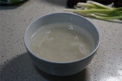 Đầu tiên đem ngâm gạo nếp vào nước lạnh trong khoảng 30 phút. Sau đó vo sạch, để ráo. Củ năng gọt vỏ cắt nhỏ, cho vào tô thịt băm. Thêm vào trứng gà, 1/3 muỗng cà phê muối, 1/2 muỗng cà phê tiêu, 1/2 muỗng canh nước tương, dùng máy đánh trứng nhồi cho các nguyên liệu quyện đều.