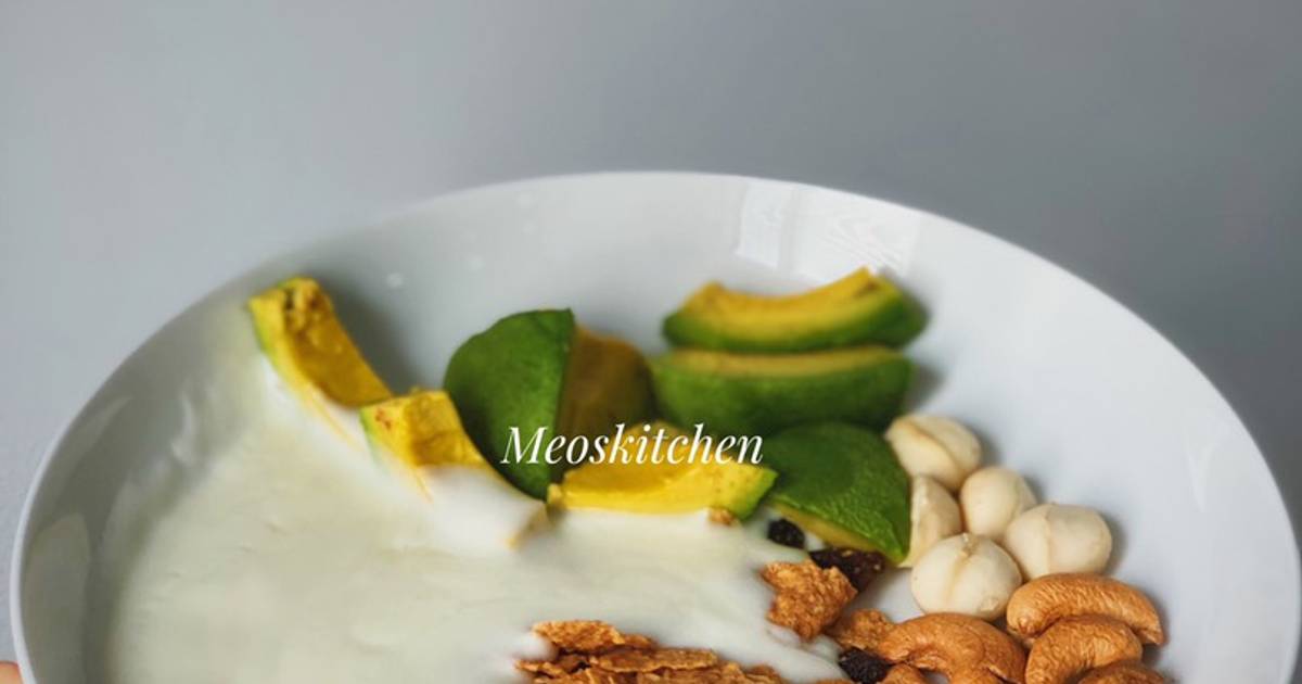 Brunch đơn giản: granola, bơ và các loại hạt