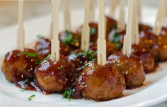 Bữa tiệc sinh nhật sẽ hấp dẫn hơn vạn phần với món Thịt viên cocktail sốt chua ngọt này đấy. Bạn còn chờ gì mà không lưu lại ngay công thức để dành làm ăn nào.