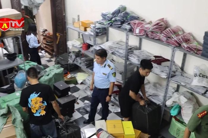 Đột kích 'kho' hàng hiệu giả trong ngõ nhỏ Hà Nội, thu giữ hơn 700 sản phẩm - Chuyên trang An Ninh Thủ Đô - Báo Công an nhân dân