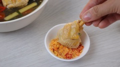 Canh gà lá giang là món canh ngon, hấp dẫn cho bữa cơm gia đình. Vị chua dịu của lá giang kết hợp với vị béo mềm của thịt gà sẽ mang đến một bữa ăn ngon cho cả nhà.