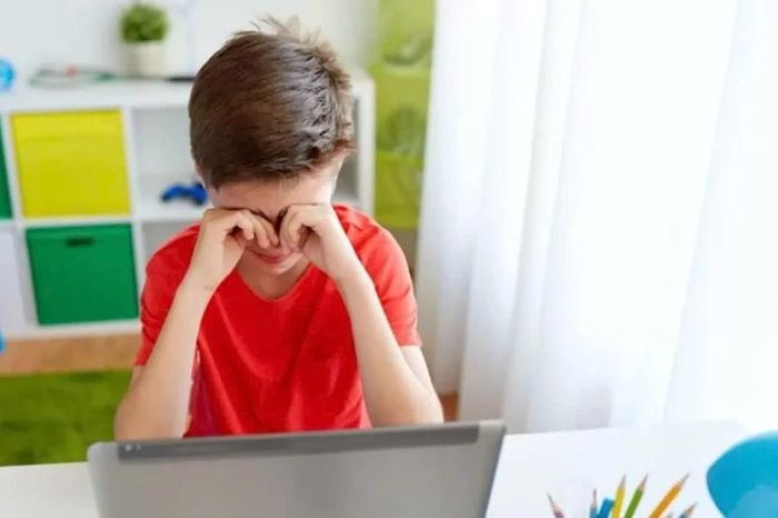 Màn hình điện tử - kẻ thù thầm lặng của mắt trẻ em - Báo Tri thức &amp; Cuộc sống