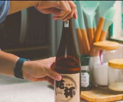 Rửa gà sạch, sau đó ngâm trong rượu sake từ 15-20 phút trước khi chế biến.