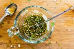 Trộn đều giấm gạo, mật ong, nước tương, gừng băm, tỏi băm và ngò rí băm lại với nhau. Khi dưa leo đã ra hết nước, bạn lấy dưa leo ra tô, rải thịt gà xé vào, trộn đều với phần nước sốt trộn là hoàn thành.