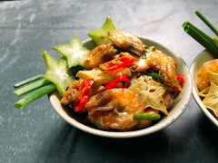 Món này ăn ngay khi còn nóng sẽ rất ngon. Rắc thêm một ít tiêu lên trên phần thức ăn và trang trí kèm với vài lát khế. Món ăn sẽ có màu khá tự nhiên vị ngọt, mặn vừa phải, không quá đậm đà như kho nhưng sẽ không nhạt, kèm thêm vị chua chua thanh thanh nhẹ nhàng của khế, thi thoảng lại bất giác hít hà vị cay nồng của ớt và tiêu, tuy là món dân dã nhưng lại đậm đà hương vị và cảm xúc. Chúc mọi người ngon miệng với công thức này.