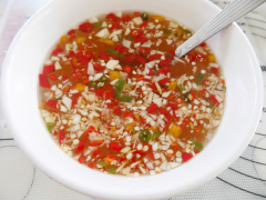 Pha nước chấm: 4 muỗng canh nước mắm, 3.5 muỗng canh đường, 10 muỗng canh nước, 5 muỗng canh nước cốt chanh, 1 muỗng canh ớt băm cho vào khuấy đều. Để tăng thêm vị ngon cho bánh bèo chén, bạn có thể làm thêm “tóp mỡ” bằng cách chiên giòn bánh mì sandwich cắt vuông với phần dầu ăn còn lại, chiên xong thấm ráo dầu.