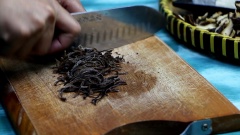 Nấm hương và nấm mèo ngâm nước cho nở mềm rồi thái sợi. Bắc chảo cùng 1/2 muỗng canh dầu ăn, đợi dầu nóng thì cho 2 loại nấm vào xào vàng thơm.