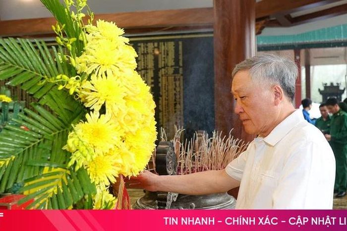 Nguyên lãnh đạo Đảng, Nhà nước dâng hương và tặng quà người có công tại Ngã ba Đồng Lộc - Báo Hà Tĩnh
