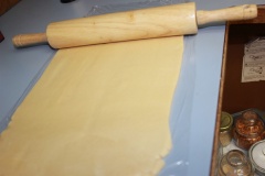 Cho khối bột màu trắng lên tấm nilon, dùng cây cán cán dẹp thành hình chữ nhật có kích thước 15x20 cm. Làm tương tự với khối bột màu nâu ở tờ nilon khác.
