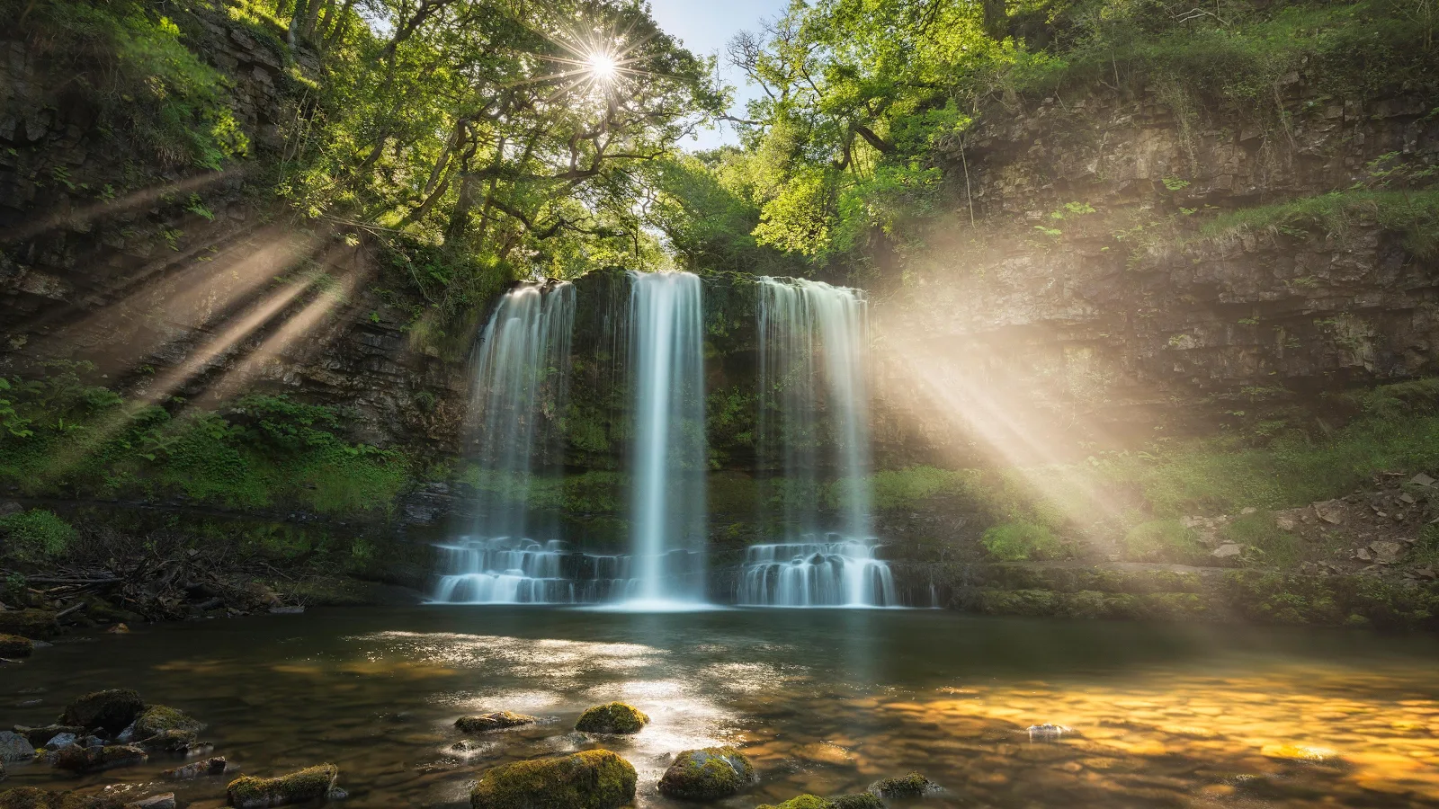 Sgwd Yr Eira Waterfall - Nature Photography 4K Wallpaper (3840x2160)