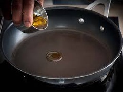 Cho dầu ăn vào chảo sau đó chiên đậu hũ cho vàng đều rồi vớt ra để ráo dầu.