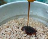 Thịt ướp với hành khô băm nhỏ và chút dầu hào 15 phút. Phi thơm hành, tỏi, cho thịt vào xào săn rồi cho nước tương, nước, dầu hào, tương cà tỷ lệ 2:2:1:1 vào thịt