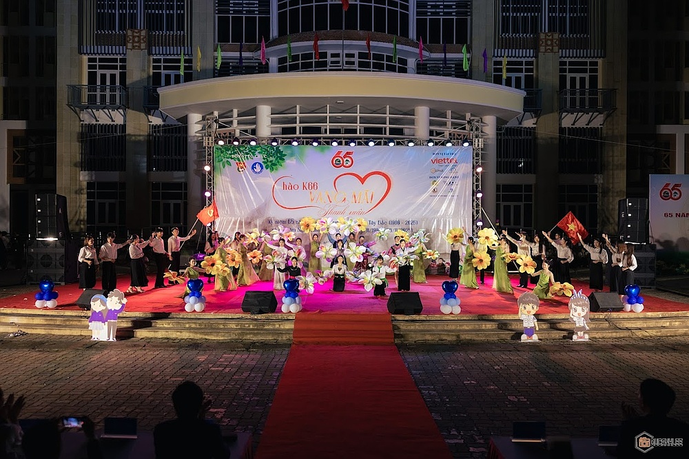 Đêm nhạc hội “Vang mãi thanh xuân”