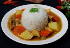 Cà ri gà om rau củ là món ăn quen thuộc và phổ biến trong những bữa tiệc. Thịt gà béo dai, ngấm đều gia vị cùng những rau củ chín mềm, bùi thơm hấp dẫn. Đặc biệt hộp gia vị cà ri Nhật chắc chắn tạo hương vị mới lạ cho món cà ri mà bạn nấu đấy nhé!