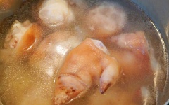 Cách nấu canh măng giò ngày Tết: Đun sôi 600ml nước trong nồi. Cho móng giò heo vào, nấu sôi nhỏ lửa.
