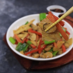 Thưởng thức món ăn cùng nước tương thêm nếu bạn là một người ăn đậm vị.