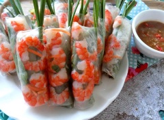 Gỏi cuốn tôm thập cẩm cho ra dĩa, cùng chén sốt tương cay. Gỏi cuốn tôm rau là món ăn yêu thích của nhiều người. Tranh thủ thời gian rảnh rỗi cuối tuần, thay vì nấu cơm, bạn có thể làm ngay 1 bữa tiệc gỏi cuốn để đổi mới khẩu vị cho cả nhà đi nhé!