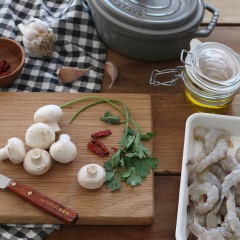 Tôm tươi bóc sạch vỏ, giữ đuôi, bỏ chỉ đen, ướp chút tiêu. Tỏi và nấm mỡ thái lát dày. Đun nóng nhiều dầu ô liu trong nồi, cho tỏi, tiêu hạt và ớt khô vào chiên 2 phút.
