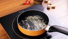 Phi vàng 15g tỏi băm. sau đó cho 80g đường cát, 50g nước tương, 10g dầu hào, 30g dấm gạo vào nấu cạn 3 phút.
