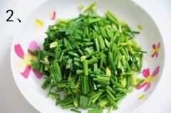 Rửa sạch tôm rồi để ráo nước. Bạn có thể cắt bớt râu nếu tôm to nhé! Rửa sạch bông hẹ, rồi cắt khúc dài khoảng 2-3cm.