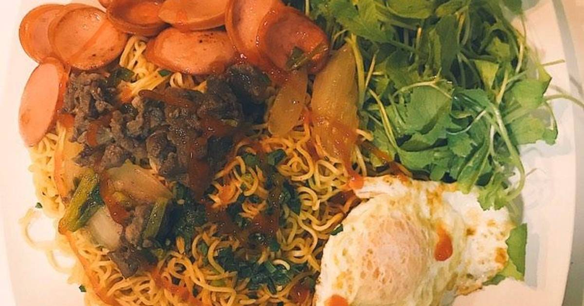 Mì xào thịt bò, trứng, xúc xích